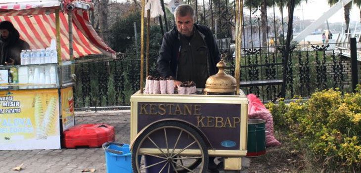 İstanbul’da kestane arabası kiralama hizmeti, nostaljik sokak kestanesi sunumu.